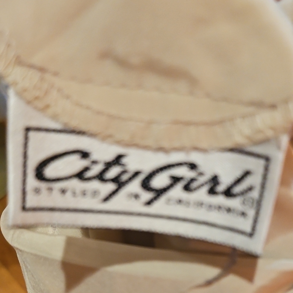 Chic Cream Blouse with Embroidered Detail - Picture 4 of 5